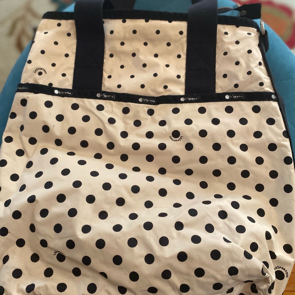 Les port Sac bag. Fabulous condition, no rips, tears, or snags.